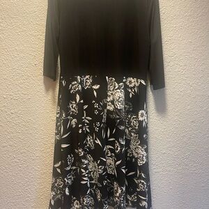Elegant Black and White Floral Dress usado una sola vez la tela estira.